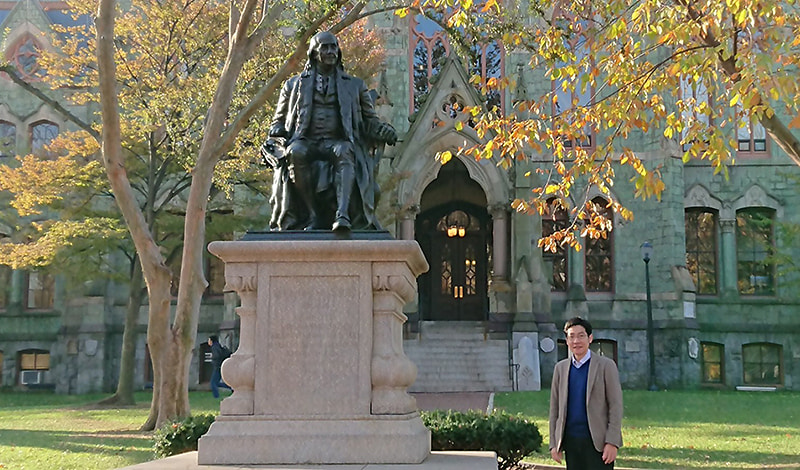 創設者の一人であるベンジャミン・フランクリン像の前にて。