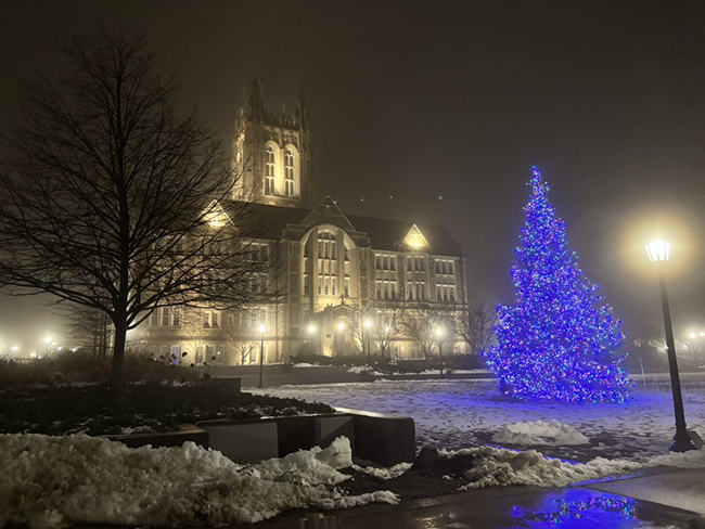 クリスマスツリーとBoston Collegeのメイン校舎